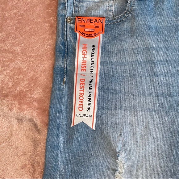 NWT High Rise Distressed Jeans - Picture 3 of 7